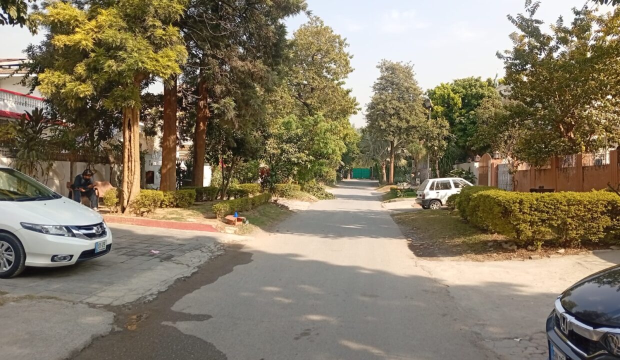 Bungalow for Sale in F-10 Islamabad – Triple Storey | Dual Gates | 666 Sq Yards (60x100)